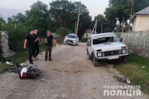 На Тернопільщині скутерист врізався в легківку