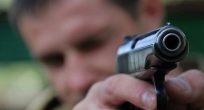 Гроші в обмін на життя: чоловік з пістолетом вимагав гроші у 41-річної тернополянки