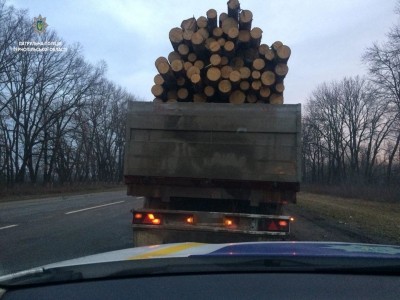 На Тернопільщині патрульні зупинили вантажівку з деревиною без документів