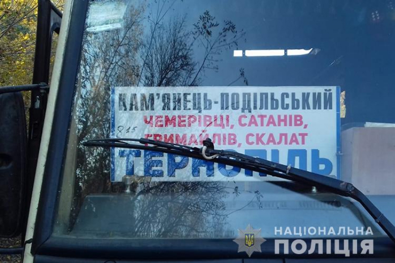 Стояла на сходах автобуса біля задніх дверей та гралася з телефоном: на Тернопільщині дівчинка випала з автобуса і загинула