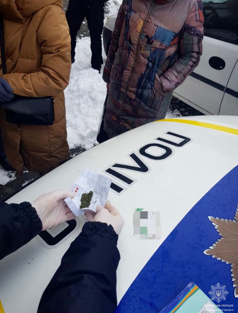 У Тернополі затримали дівчину, яка мала при собі наркотики
