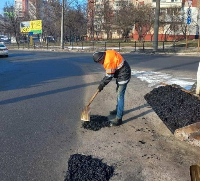 У Тернополі продовжують &quot;латати&quot; дороги