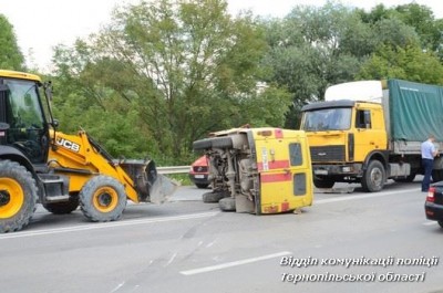 ДТП у Тернополі: не розминулись УАЗ та МАЗ