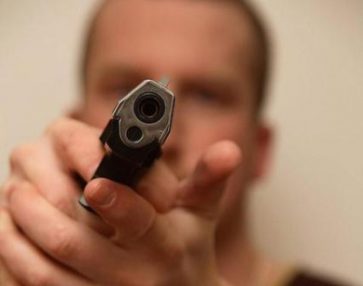 На Тернопільщині дебошир погрожував жінці пістолетом