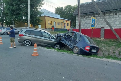 На Тернопільщині 21-річну дівчину, яка стояла на зупинці, збив автомобіль