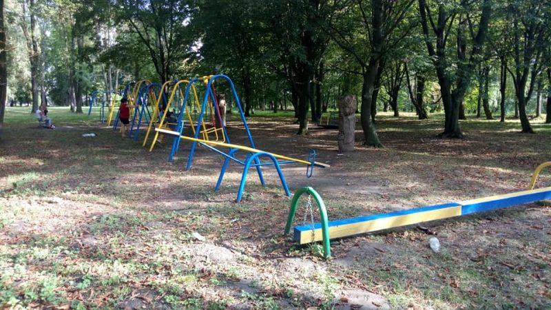 &quot;Працювала всього тиждень&quot;: на Тернопільщині невідомі зламали дитячу карусель