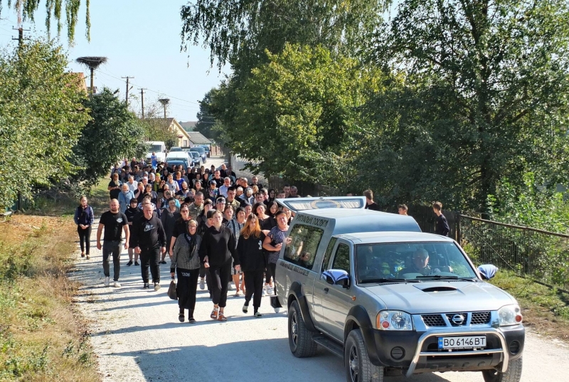 На Тернопільщині попрощалися з полеглим воїном Вадимом Петровим