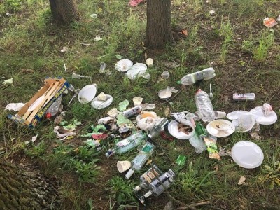 «Шашлична» некультурність: парк на Тернопільщині потопає у смітті (фотофакт)