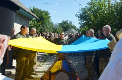 У громаді на Тернопільщині поховали воїна Андрія Тимківа