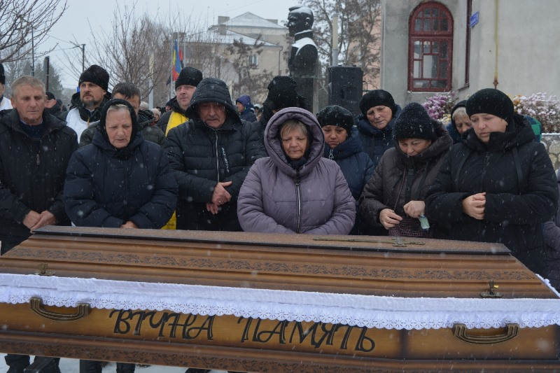 У Збаражі навколішки зустріли Героя Романа Заборовського, який повернувся додому &quot;на щиті&quot;