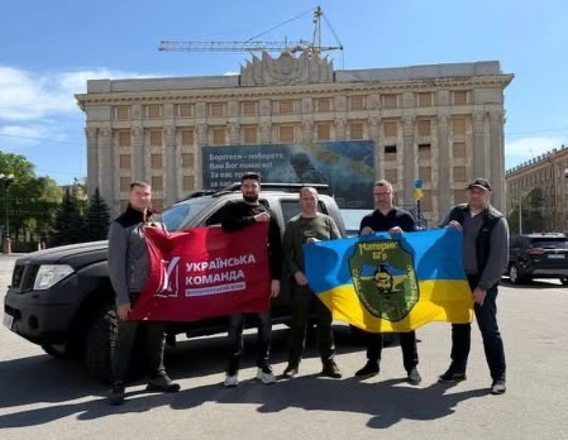 Паралімпійський чемпіон Максим Крипак та «Українська команда» передали позашляховик захисникам на Вовчанський напрямок