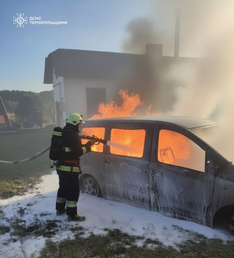 На Тернопільщині вщент згоріло авто