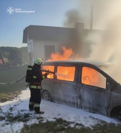 На Тернопільщині вщент згоріло авто