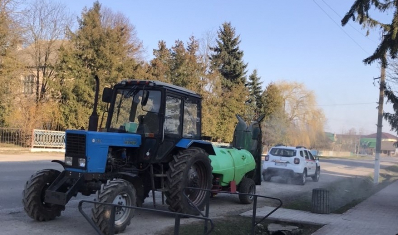 В ОТГ на Тернопільщині дезінфікують зупинки та під’їзди до магазинів