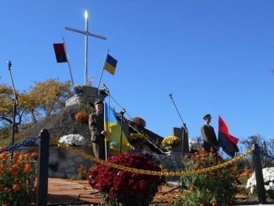 У селі нa Тернопіллі урочисто відкрили символічну могилу