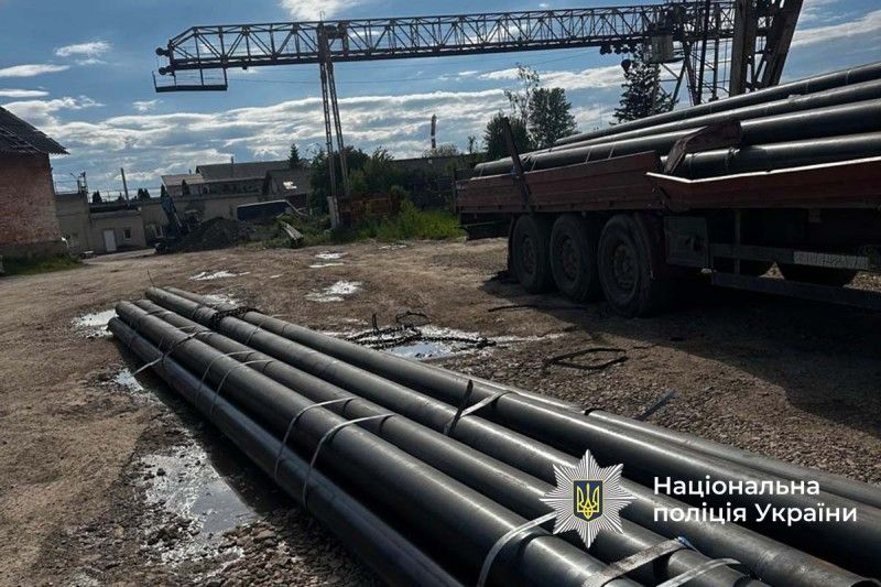 Смерть на підприємстві: на Тернопільщині металеві впали на водія вантажівки