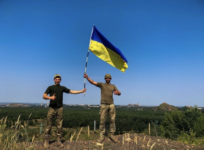 Захисник з Тернополя розгорнув синьо-жовтий стяг у зоні ООС (фотофакт)