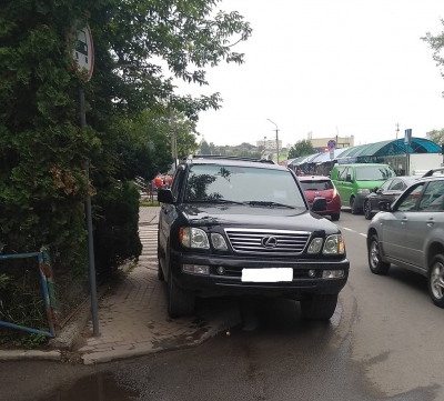 «З коляскою обійдуть»: тернопільський водій залишив автівку посеред тротуару (фото)