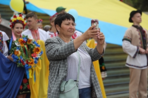 На тернопільській набережній люди селфилися з кількаметровим стягом (фоторепортаж)