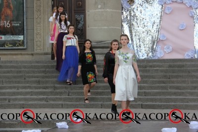 Красуні з вадами слуху пройшлися в центрі Тернополя у вишуканих вишиванках (фото)