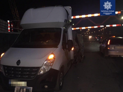 На Гаївському мості у Тернополі вантажівка знову знесла обмежувач