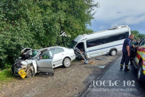 Їхали на відпочинок в Карпати: на Тернопільщині водій іномарки &quot;врізався&quot; в мікроавтобус з молоддю