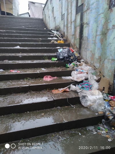 В Тернополі підземний перехід потопає у смітті (фотофакт)