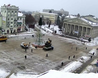 На тернопільській площі почали &quot;озеленювати&quot; ялинку (ФОТО)