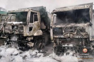 Самоскиди та легковик загорілися серед дня у Тернополі