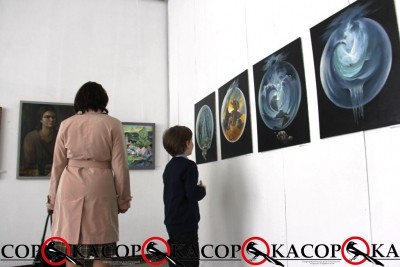 Різноманіття художніх робіт представили 24 митці Тернопільщини на великодній виставці (фото)