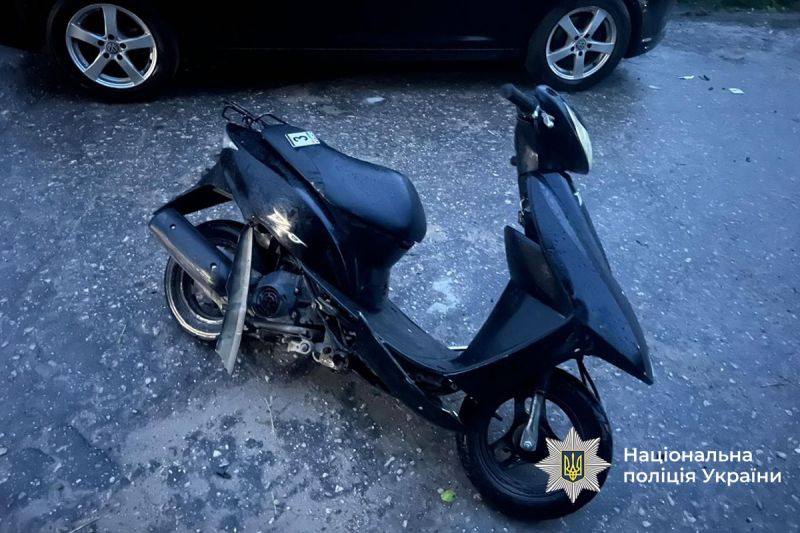 ДТП на Тернопільщині: неповнолітній скутерист врізався у припарковане на узбіччі авто