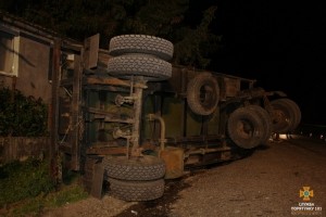 ДТП на Тернопільщині: перекинулася вантажівка з дизпаливом