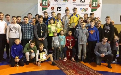 Десятки нaгород завоювали тернопільські борці на міжнaродному юнaцькому турнірі