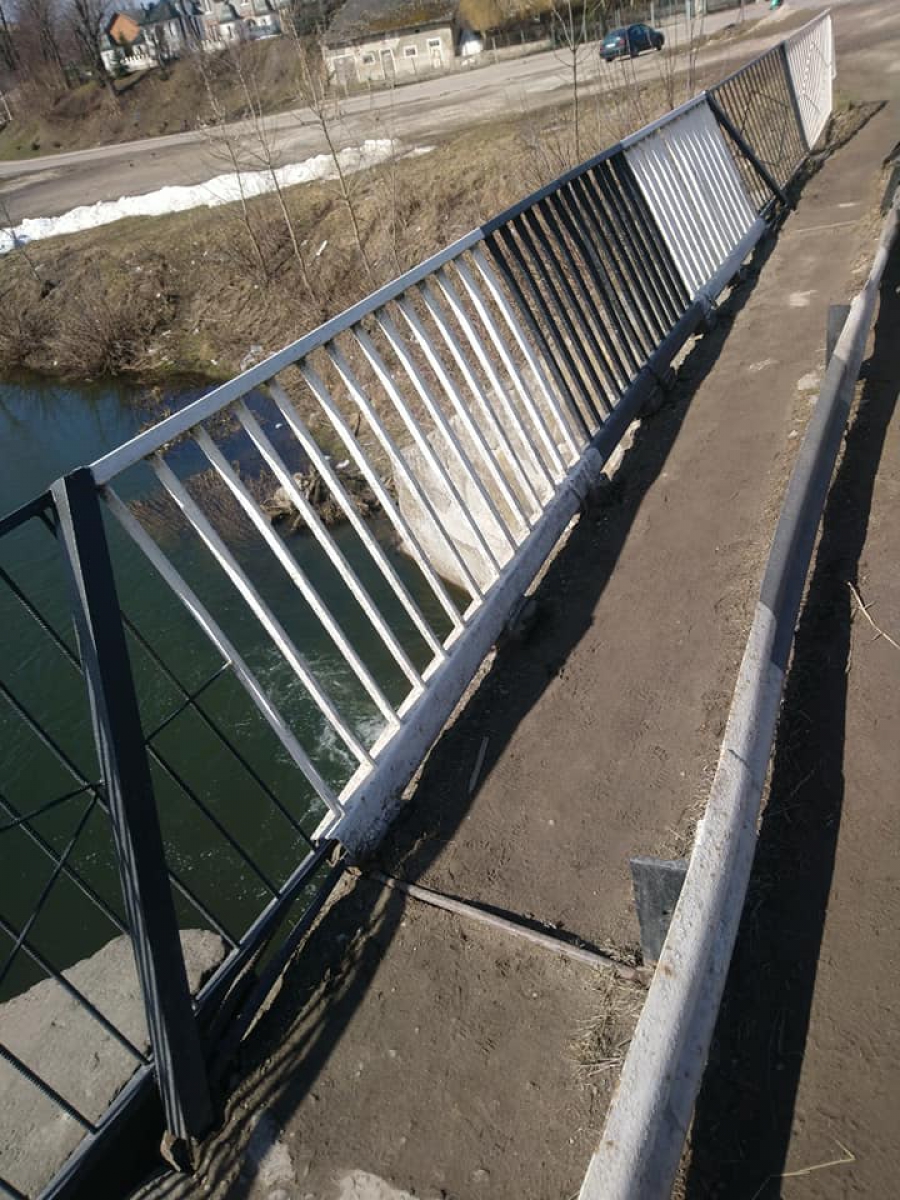У місті на Тернопільщині невідомий погнув парапет моста (фотофакт)