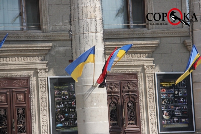 На головних вулицях Тернополя вивісили десятки прапорів (фотофакт)