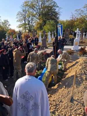 Серце захисника зупинилося після важкого поранення: Гусятинська громада попрощалася з воїном