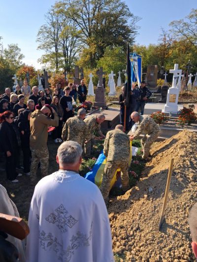 Серце захисника зупинилося після важкого поранення: Гусятинська громада попрощалася з воїном