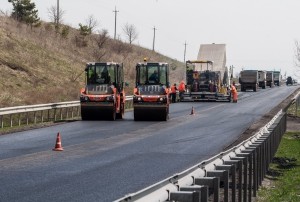 Дорожники Тернопільщини встелили 6 кілометрів львівської траси новим покриттям