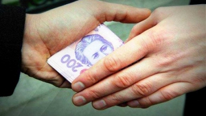За непритягнення до відповідальності - 5000 гривень: на Тернопільщині чоловік пропонував поліцейському хабар