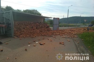 На Тернопільщині перекинулася вантажівка з цеглою