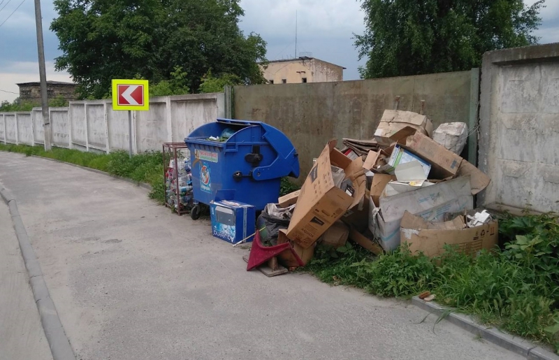 У місті на Тернопільщині непотріб викидають біля сміттєвих контейнерів