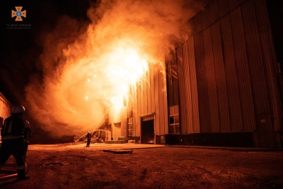 Вночі на одному з підприємств Тернополя трапилася масштабна пожежа (фото, відео)