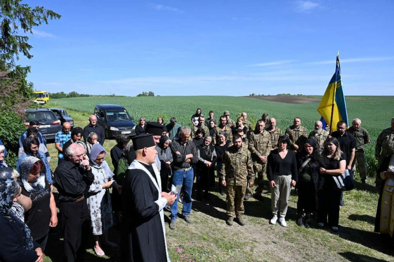 «Він мав би створити сім’ю, виховати сина, та цього не буде…»: Лановецька громада попрощалася з молодим нацгвардійцем