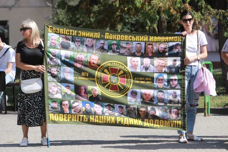 «Їх чекають вдома»: у центрі Тернополя відбулася акція на підтримку військовополонених та зниклих безвісти (ФОТО)