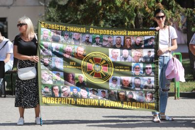 «Їх чекають вдома»: у центрі Тернополя відбулася акція на підтримку військовополонених та зниклих безвісти (ФОТО)