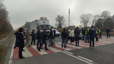 Поблизу Тернопільського аеропорту кілька десятків людей перекрили дорогу