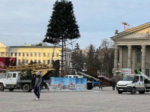 У Тернополі вже розбирають головну ялинку міста (фотофакт)