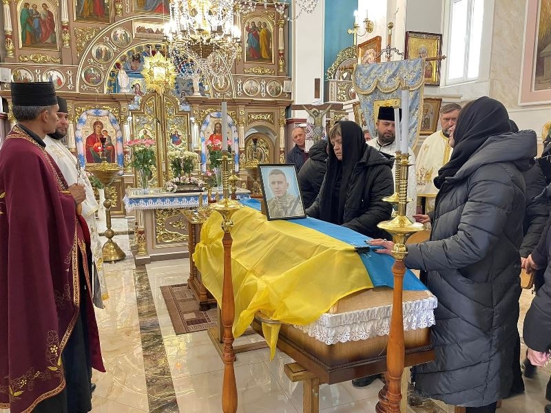 У Великоберезовицькій громаді попрощалися з 29-річним захисником України Юзьо Тарасом (фото)