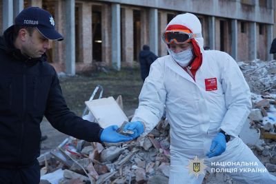 У Тернополі триває пошук безвісти зниклих: поліція, криміналісти та кінологи працюють серед сотень тонн завалів