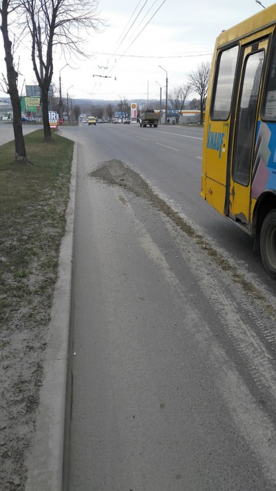 У Тернополі бетономішалки псують дорожнє покриття (фотофакт)